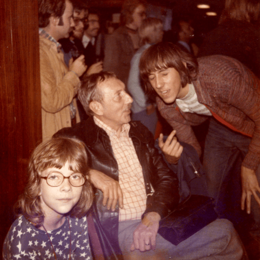 Von links nach rechts: Tina, dahinter unser Vater und ich ohne Bart, etwa 1978
