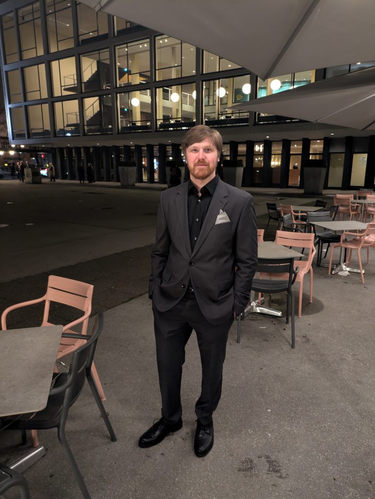 Ramón Rautenberg vor der Oper
