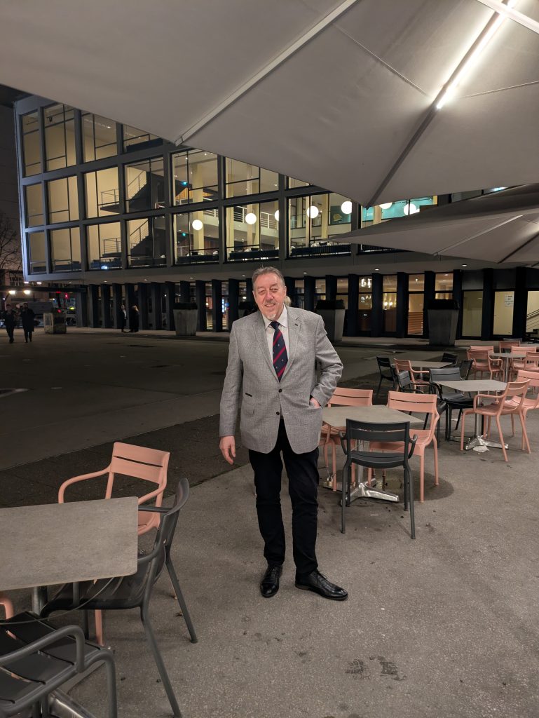 Andreas Schmidt vor der Oper